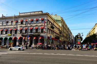 Saint Petersburg, Rusya 'da Nevsky Prospect, arabalar ve yaya trafiği ve turistler ile Saint Petersburg, Rusya.