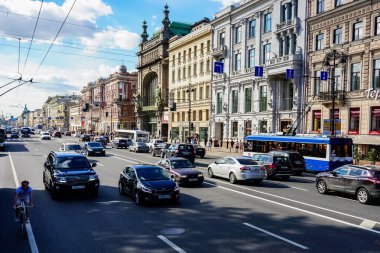 Nevsky Prospect, Saint Petersburg, Rusya 'da arabalar ve yaya trafiği ve turistlerle birlikte.