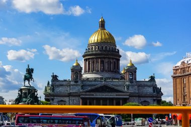 Saint Petersburg 'da dökülen kanalın içinden geçen bir turist teknesiyle Kurtarıcı Kilisesi. Saint Petersburg, Rusya.