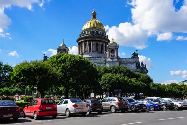 Saint Petersburg 'da dökülen kanalın içinden geçen bir turist teknesiyle Kurtarıcı Kilisesi. Saint Petersburg, Rusya.
