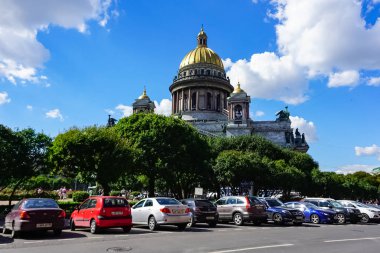 Saint Petersburg 'da dökülen kanalın içinden geçen bir turist teknesiyle Kurtarıcı Kilisesi. Saint Petersburg, Rusya.