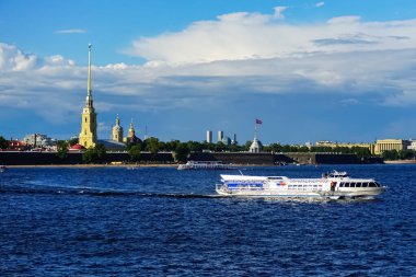 Aziz Peter ve Paul Katedrali olarak bilinen Petropavlovskaya Krepost, Saint Petersburg, Rusya.