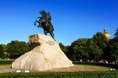 Bronz Süvari, Rusya 'nın Saint Petersburg kentindeki Senato Meydanı' nda Büyük Peter 'ın bir binicilik heykeli..