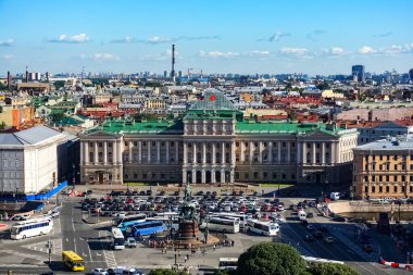 Astoria Oteli ve eski tarihi caddeleri olan Saint Petersburg ardiyası ve Saint Isaac Katedrali 'nin tepesinden görünen binalar..