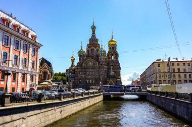 Saint Petersburg 'da dökülen kanalın içinden geçen bir turist teknesiyle Kurtarıcı Kilisesi. Saint Petersburg, Rusya.