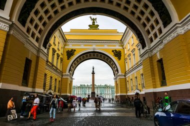 Saray Meydanı 'nı Bolshaya Morskaya Caddesi' nden Rusya 'nın Saint Petersburg kentindeki Nevsky Prospekt' e bağlayan Genelkurmay Başı..