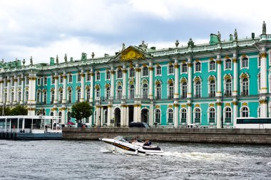 Devlet Hermitage Müzesi Saint Petersburg, Rusya 'daki Saray Meydanı' nda yer almaktadır..