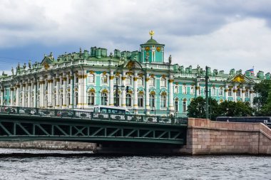 Devlet Hermitage Müzesi Saint Petersburg, Rusya 'daki Saray Meydanı' nda yer almaktadır..