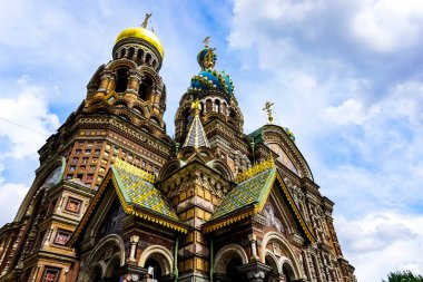 Saint Petersburg 'da dökülen kanalın içinden geçen bir turist teknesiyle Kurtarıcı Kilisesi. Saint Petersburg, Rusya.