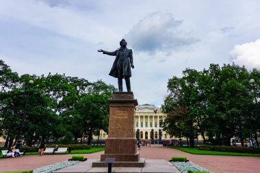 Alexander Puşkin 'in Rus Müzesi önündeki heykeli. Tarihi binalar, mimari ve yayalarla. Saint Petersburg, Rusya