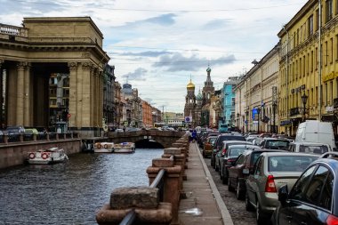 Saint Petersburg 'da dökülen kanalın içinden geçen bir turist teknesiyle Kurtarıcı Kilisesi. Saint Petersburg, Rusya.