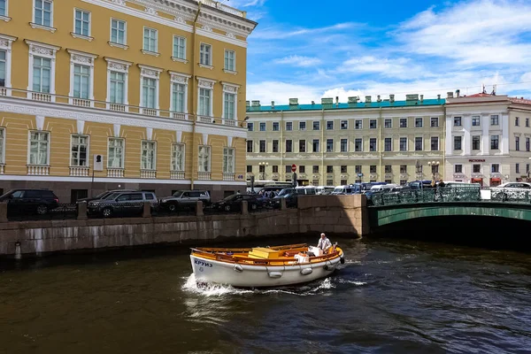 ロシアのサンクトペテルブルクにある歴史的な建物 運河のあるサンクトペテルブルクのパノラマ — ストック写真