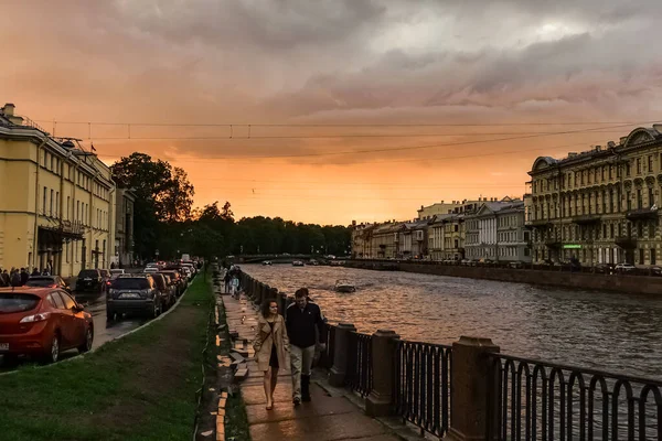 ロシアのサンクトペテルブルクにある歴史的な建物 運河のあるサンクトペテルブルクのパノラマ — ストック写真