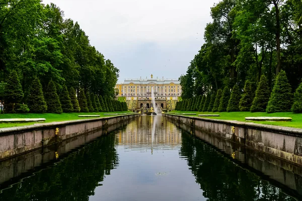 Peterhof Petergof Που Φιλοξενεί Grand Peterhof Palace Μια Βροχερή Ημέρα — Φωτογραφία Αρχείου