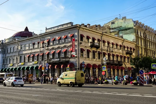 Nevsky Prospect Sint Petersburg Rusland Met Auto Voetgangers Verkeer Toeristen — Stockfoto