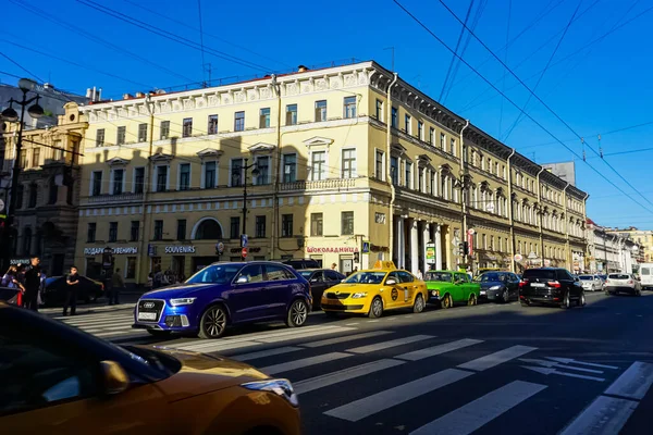 Nevsky Prospect Saint Pétersbourg Russie Avec Des Voitures Circulation Piétonne — Photo