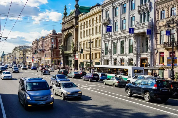 Nevsky Prospect Petrohradě Rusko Automobily Pěší Dopravu Turisty Petrohradě Rusko — Stock fotografie