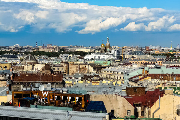 Панорама Санкт-Петербурга со старыми историческими улицами и зданиями.