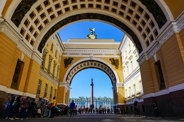 Vítězný Oblouk Budovy Generálního Štábu Který Spojuje Palácové Náměstí Ulicí — Stock fotografie