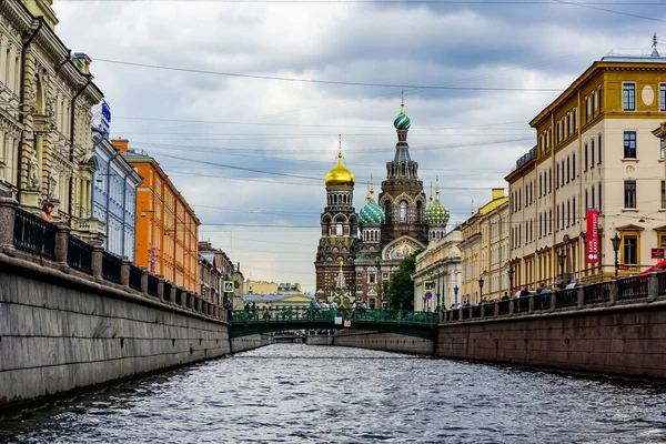 Igreja Salvador Sangue Derramado São Petersburgo Com Barco Turístico Passando — Fotografia de Stock