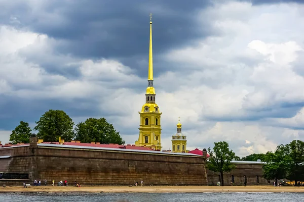 位于俄罗斯圣彼得堡的圣彼得和保罗大教堂 名为彼得罗巴甫洛夫斯卡娅克雷伯 — 图库照片