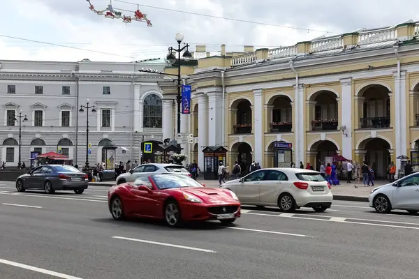 Nevsky Prospect São Petersburgo Rússia Com Carros Tráfego Pedestres Turistas — Fotografia de Stock