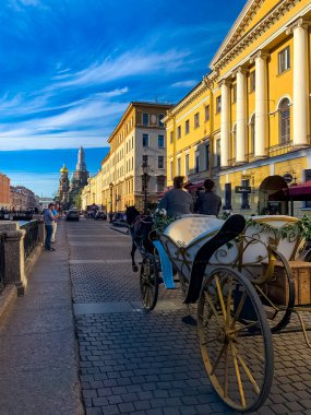Saint Petersburg 'da dökülen kanalın içinden geçen bir turist teknesiyle Kurtarıcı Kilisesi. Saint Petersburg, Rusya.