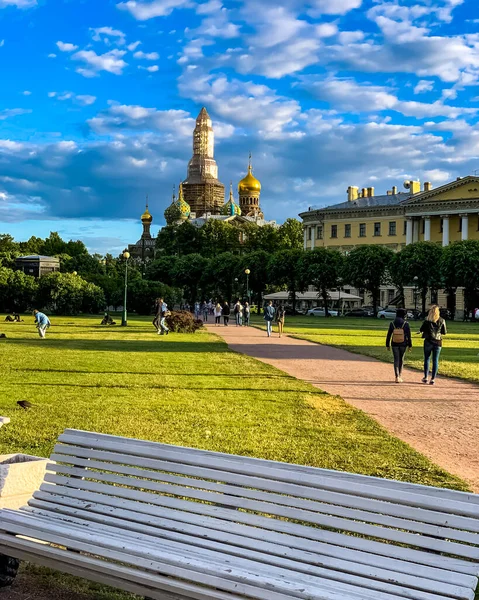 Церковь Спасителя Крови Санкт Петербурге Туристической Лодкой Проходящей Каналу Санкт — стоковое фото