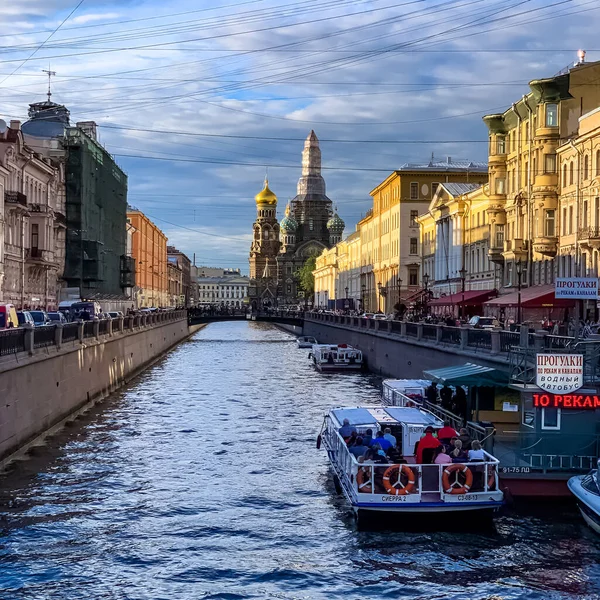 Saint Petersburg Dökülen Kanalın Içinden Geçen Bir Turist Teknesiyle Kurtarıcı — Stok fotoğraf