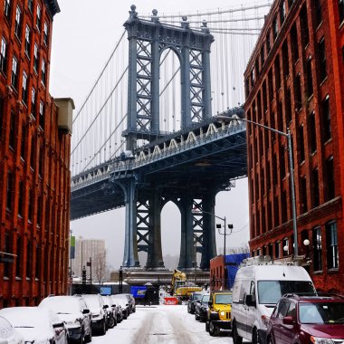 The Manhattan Bridge is a suspension bridge that crosses the East River in New York City, connecting Lower Manhattan at Canal Street with Downtown Brooklyn at the Flatbush Avenue Extension, clipart
