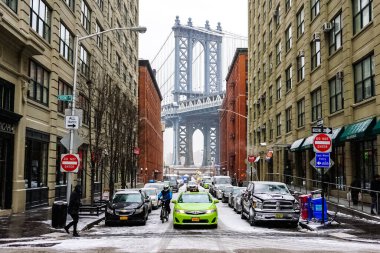 Manhattan Köprüsü, New York 'ta East River' ı geçen, aşağı Manhattan 'ı Canal Caddesi' nde Brooklyn 'in aşağısındaki Flatbush Avenue Extension' a bağlayan asma köprü.,