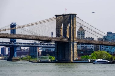 Brooklyn Köprüsü, New York 'ta Manhattan ve Brooklyn ilçeleri arasında East River boyunca uzanan bir köprüdür..