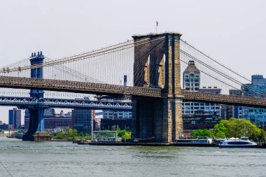 Brooklyn Köprüsü, New York 'ta Manhattan ve Brooklyn ilçeleri arasında East River boyunca uzanan bir köprüdür..