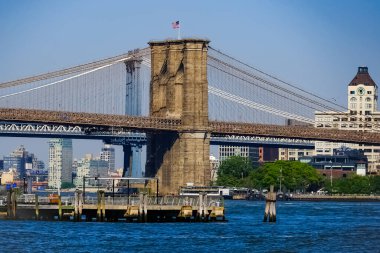 Brooklyn Köprüsü, New York 'ta Manhattan ve Brooklyn ilçeleri arasında East River boyunca uzanan bir köprüdür..
