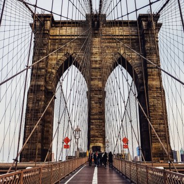 Brooklyn Köprüsü, New York 'ta Manhattan ve Brooklyn ilçeleri arasında East River boyunca uzanan bir köprüdür..