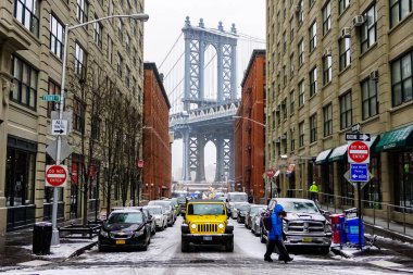 Manhattan Köprüsü, New York 'ta East River' ı geçen ve Manhattan 'ı Canal Caddesi' nden Brooklyn 'e bağlayan asma köprü..