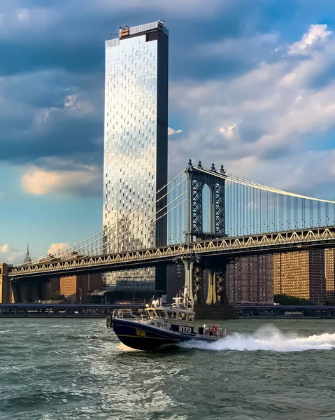 マンハッタン橋はニューヨーク市のイースト川を渡る吊り橋で ロウアー マンハッタン アット キャナルストリートとダウンタウン ブルックリンをフラットブッシュ アベニュー エクステンションで結んでいます — ストック写真