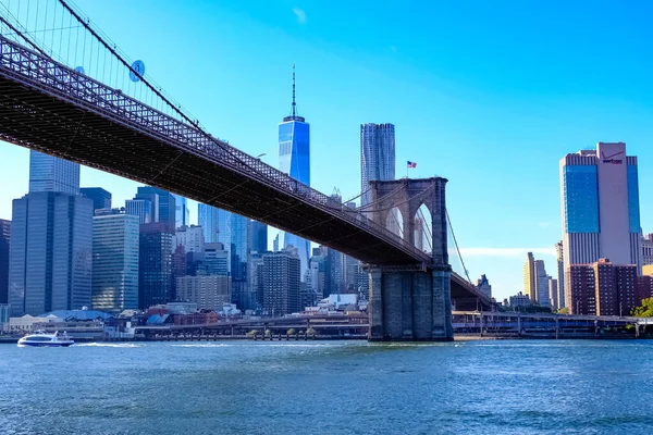 Brooklyn Köprüsü, New York 'ta Manhattan ve Brooklyn ilçeleri arasında East River boyunca uzanan bir köprüdür..