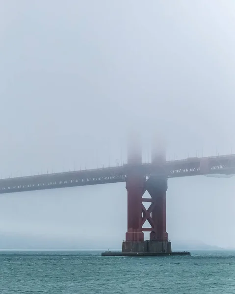 金门大桥被浓雾覆盖着 加利福尼亚旧金山 — 图库照片