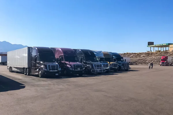 Przyczepa Ciągnikami Kołowe Ciężarówki Stoją Zaparkowane Postoju Ciężarówek Arizona Usa — Zdjęcie stockowe