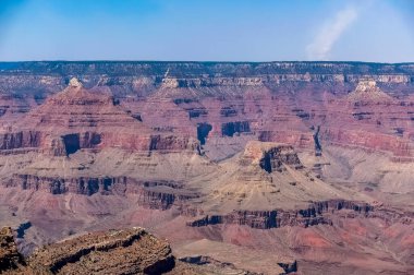 Büyük Kanyon, ABD 'nin Arizona eyaletindeki Colorado Nehri tarafından oyulmuş dik kenarlı bir kanyondur.. 