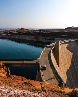 Glen Canyon Barajı, Amerika Birleşik Devletleri 'nin Arizona eyaletinin kuzeyindeki Colorado Nehri üzerinde bulunan bir beton kemer yerçekimi barajıdır..