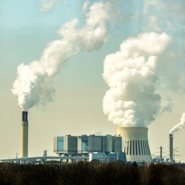 Berlin 'deki elektrik santralinin bacasından CO2 sera gazı emisyonları geliyor. Berlin, Almanya 