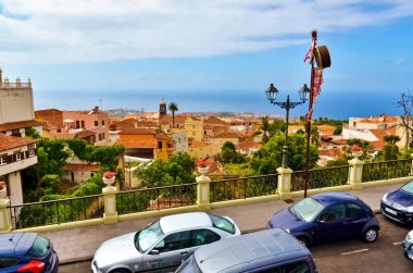 İspanya 'nın Kanarya Adaları' ndan biri olan Tenerife 'nin kuzeyindeki La Orotava kasabası. Tenerife.