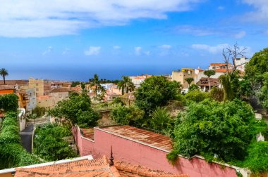 İspanya 'nın Kanarya Adaları' ndan biri olan Tenerife 'nin kuzeyindeki La Orotava kasabası. Tenerife.