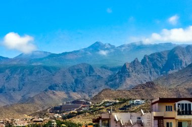 Tenerife ve Los Cristianos, Spains Kanarya Adaları 'nın en büyük şehri olan Tenerife' nin güneybatı kıyısında bir kasaba. Tenerife, İspanya