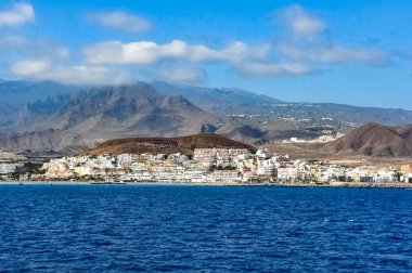 Tenerife ve Los Cristianos, Spains Kanarya Adaları 'nın en büyük şehri olan Tenerife' nin güneybatı kıyısında bir kasaba. Tenerife, İspanya