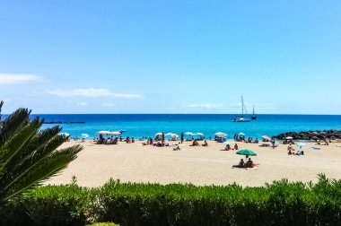 Tenerife ve Los Cristianos, Spains Kanarya Adaları 'nın en büyük şehri olan Tenerife' nin güneybatı kıyısında bir kasaba. Tenerife, İspanya