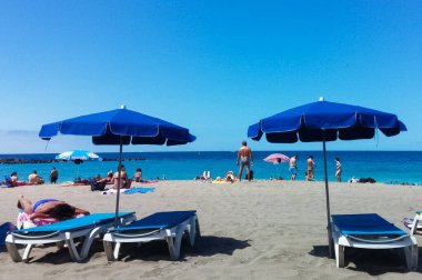 Tenerife ve Los Cristianos, Spains Kanarya Adaları 'nın en büyük şehri olan Tenerife' nin güneybatı kıyısında bir kasaba. Tenerife, İspanya