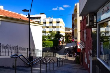 Tenerife ve Los Cristianos, Spains Kanarya Adaları 'nın en büyük şehri olan Tenerife' nin güneybatı kıyısında bir kasaba. Tenerife, İspanya